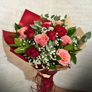 Buquê com 6 Rosas Vermelhas + 6 Rosas Cor-de-Rosa + Folhagem + Gipsofila