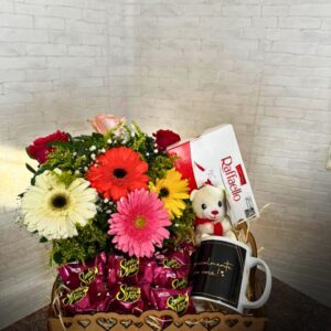 CST008 - Arranjo de gerberas e rosas + caneca + chocolate Rafaello + Sonho de valsa + pelúcia