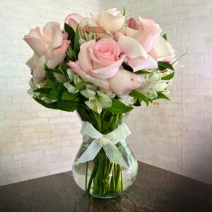 ARR036 - Arranjo de rosas cor-de-rosa com Astromélias em vaso de vidro