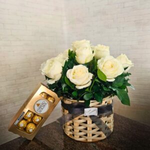 ARR033 - Arranjo de 12 rosas brancas no cachepot + chocolates Ferrero Rocher